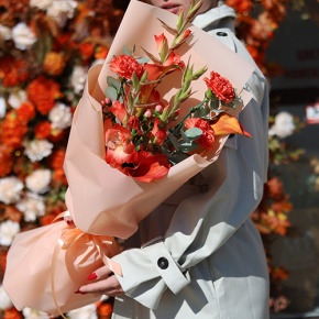 Букет "На закате дня" из гладиолусов, калл, гиперикума и диантусов в Дедовске