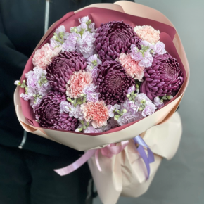 Букет "Софи" из хризантем Бигоуди, диантусов и ароматных маттиол в Дедовске