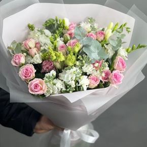 Букет "Особый случай " из ароматных маттиол, фрезий и кустовых роз в Дедовске