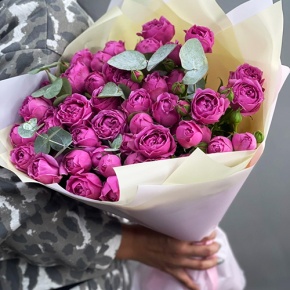Букет "Малиновый бисквит" из кустовых и пионовидных роз и эвкалипта в Дедовске