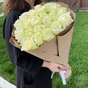 Букет из 25 белых роз в крафте (70 см) в Дедовске