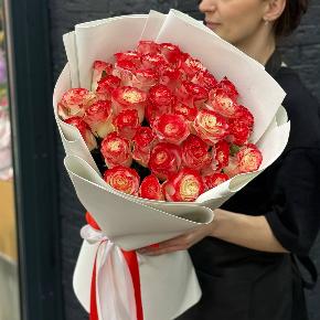 Букет " Клубничный коктейль" из 35 бело-красных роз в Дедовске