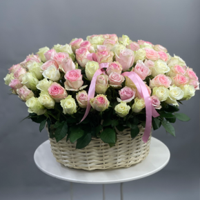 Композиция в корзине из 101 кенийской розы пастельный микс (40 см) в Дедовске