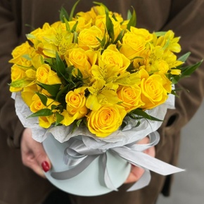 Композиция в шляпной коробке "Розиль" из альстромерий и роз в Дедовске