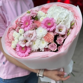 Букет "Розовые облака" из хризантемы, кустовых роз, диантусов, гортензии и эустом в Дедовске