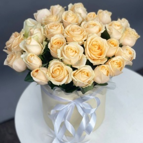 Композиция в шляпной коробке из 35 кремовых кенийских роз в Дедовске