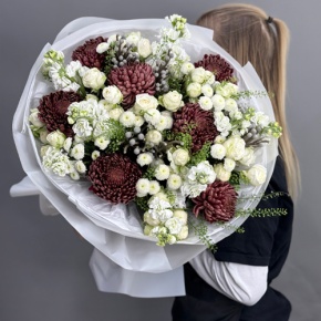 Букет "Шоколадный френч" из кустовых роз, хризантем Бигоуди, брунии, ароматных маттиол и сантини в Дедовске