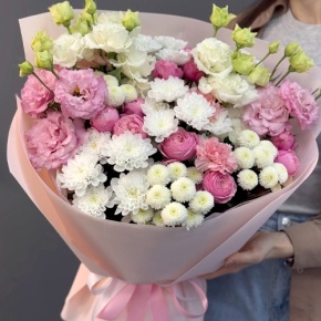 Букет "Задыхаюсь от нежности" из хризантемы, кустовых пионовидных роз, диантусов и эустом в Дедовске