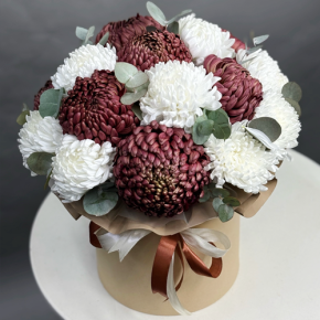 Композиция в шляпной коробке из 19 хризантем  в Дедовске