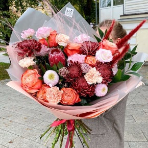 Букет "Каркаде" из хризантем Бигоуди и Момоко, роз Эквадор Кахала, озатамнуса,  эустом, протеи, и диантусов в Дедовске
