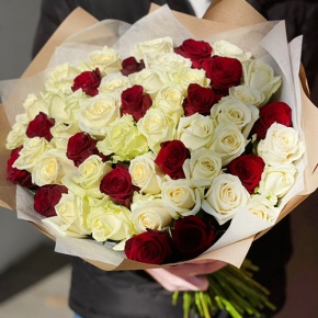 Букет 51 белая и красная роза (50 см) в Дедовске