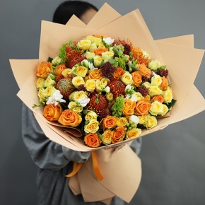 Букет "Осенние грёзы" из лейко, роз, фрезий, скиммии, молюцеллы и лейко в Дедовске