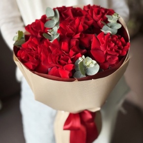 Букет "Красная пантера" из 7 роз Эквадор и эвкалипта в Дедовске