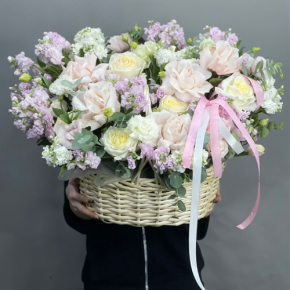 Композиция в корзине из роз Эквадор и ароматных маттиол в Дедовске