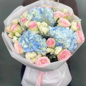 Букет "Легкий ветерок" из роз, конифера и гортензий в Дедовске