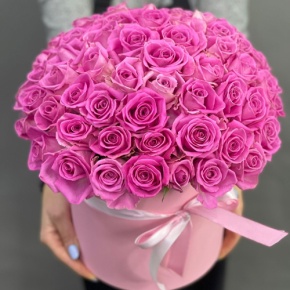Композиция в шляпной коробке из 71 кенийской розы в Дедовске