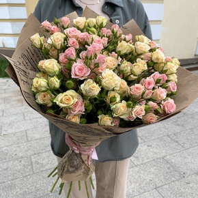 Букет из 19 кустовых роз в крафте (60 см) в Дедовске