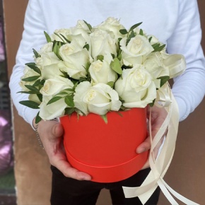 Композиция в шляпной коробке из 25 белых роз в Дедовске