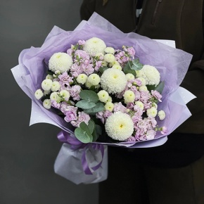 Букет "Ванила" из хризантем сантини, Момоко, эвкалипта и ароматных маттиол в Дедовске