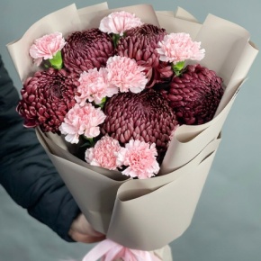 Букет из хризантем Бигоуди и розовых диантусов в Дедовске