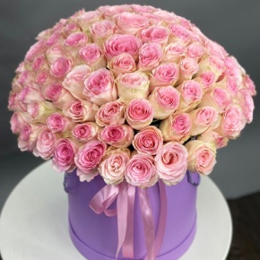 Композиция в шляпной коробке из 151 розы кения в Дедовске