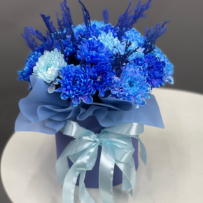 Композиция в шляпной коробке "Магия синего" из хризантем и конифера в Дедовске