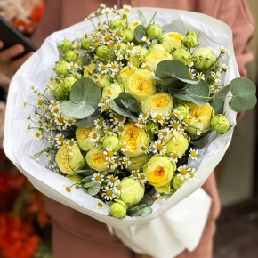 Букет "Иветта" из лимонных пионовидных кустовых роз и ромашек в Дедовске