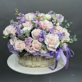 Композиция в корзине из французских роз и ароматных маттиол в Дедовске