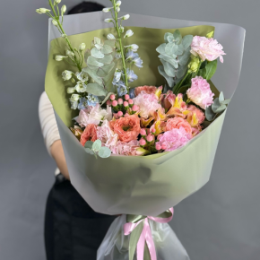 Букет "Таинственное очарование" из мазровых роз Риджентс парк, гиперикума, альстромерий, эустом и дельфиниума в Дедовске