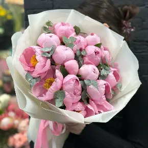 Букет из 15 лососевых пионов с эвкалиптом в Дедовске