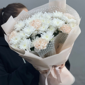 Букет из хризантем и диантусов пудра в Дедовске