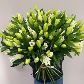 Объемный букет из 27 ароматных белых лилий в Дедовске