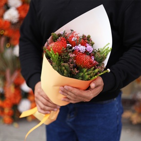 Букет "Капс" из лейко и экзотики в Дедовске