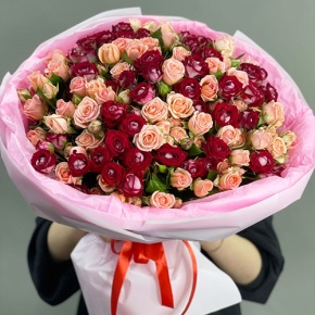 Букет "Рубиновый гранит" из 35 кустовых роз микс (50 см) в Дедовске