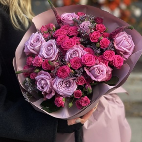 Букет "Малиновый вечер" из кустовых малиновых роз, вероники, лимониума и роз Меритим в Дедовске