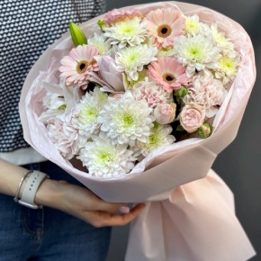 Букет "Дружба" из хризантемы, пионовидной лилии, гербер, диантусов и кустовых роз в Дедовске