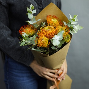 Букет "Гости из будущего" из 5 лейко и эвкалипта в Дедовске