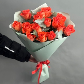 Букет из 15 морковных роз с эвкалиптом (50 см) в Дедовске