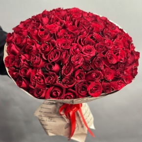 Букет 101 красная роза Кения в крафте (50 см) в Дедовске