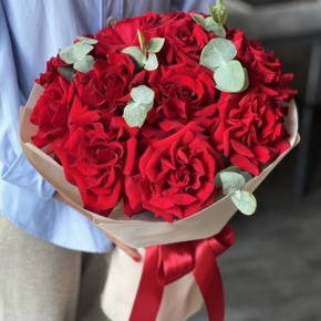 Букет "Красная пантера" из 13 роз Эквадор и эвкалипта в Дедовске