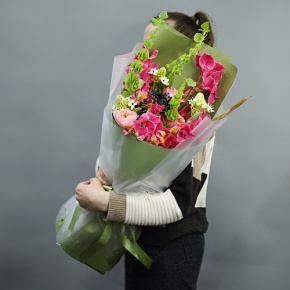 Букет "Карнавал" из гладиолусов, орнитогалума, альстромерий, пионовидных роз, вибирнума и молюцеллы в Дедовске