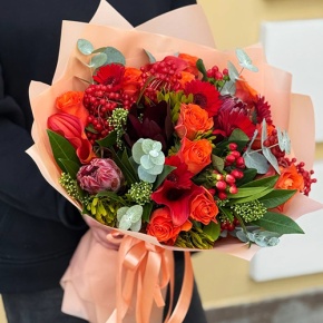 Букет "Красный закат" из калл, роз, калины, скиммии, гиперикума, сафари, гербер и капса в Дедовске
