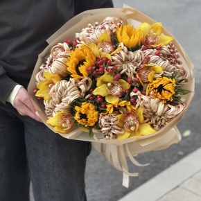 Букет "Биркин" из подсолнухов, орхидей, гиперикума, хризантем Виена в Дедовске