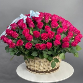 Композиция в корзине из 151 малиновой розы в Дедовске