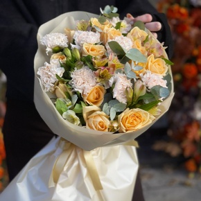 Букет "Пломбирный" из роз Аваланж, диантусов, альстромерий и эвкалипта в Дедовске