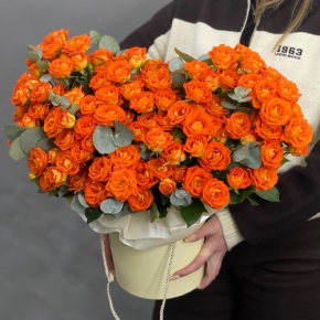 Композиция в шляпной коробке "Закат" из кустовых роз и эвкалипта в Дедовске