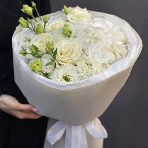 Букет "Нега" из Голландской гортензии, роз и эустом в Дедовске