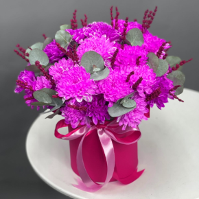 Композиция в шляпной коробке "Магия розового" из хризантем и лаванды в Дедовске