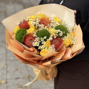 Букет "Зельда" из диантусов Lux, лимонных роз, лейко и ромашек в Дедовске
