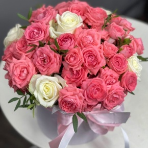 Композиция в шляпной коробке из белых и кустовых коралловых роз в Дедовске